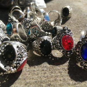 Перстень с вставкой красного, темно-коричневого, зеленого, голубого и синего цветов (кварц, фианит, стекло)